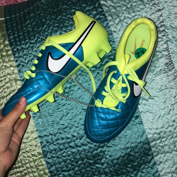 Nike Tempo Cleats - Picture 2 of 4